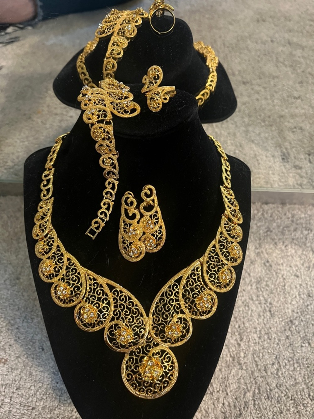 Entire jewelry parure. Entire jewelry set. Necklace, earrings, bracelet, ring. - Picture 1 of 5